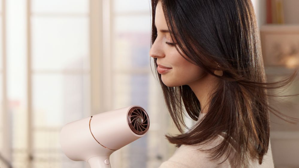 A powerful motor creates air speeds of up to 110 km/h****