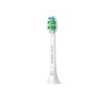 Deeper reach between teeth. Superior cleaning.*
