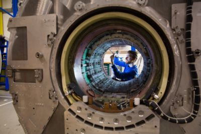 Philips-ingenieur monteert een MRI-systeem