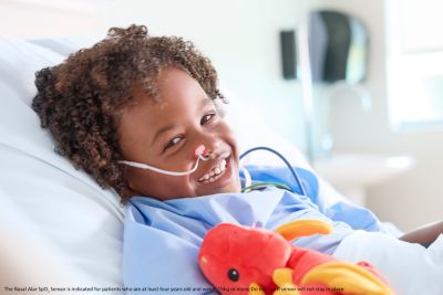 Ni&ntilde;o con sensor Nasal Alar SpO₂