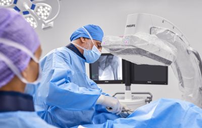 ゼニション30を使用して整形外科的大腿骨釘打ちを行う外科医