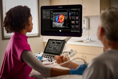 Enfermera utilizando el sistema de ecografía Philips EPIQ Elite
