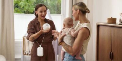 Eltern, die zu Hause über eine freihändige Milchpumpe sprechen