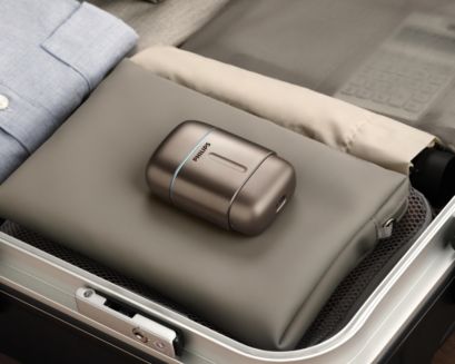 Compact waterproof Philips 700 shaver in small suitcase