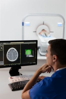 Opérateur technique Incisive CT travaillant avec un équipement d'imagerie avancé