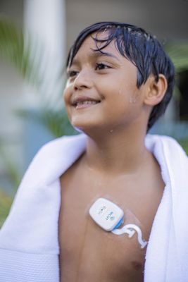 Niño con el monitor cardíaco portátil Philips ePatch