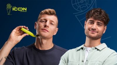 Zwei erwachsene Männer mit einem elektrischen Trimmer in einer Kampagnenvisualisierung