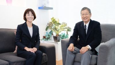 インタビューのために一緒に座る2人のオーラルケア専門家