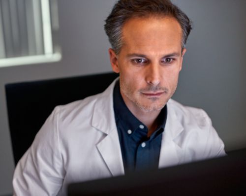 Médico en el ordenador