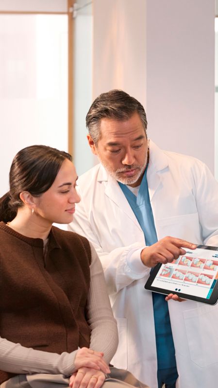Un homme assis sur une chaise à qui l'on montre des informations.