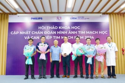 Lãnh đạo ngành y tế tặng hoa chúc mừng đội ngũ can thiệp tim mạch