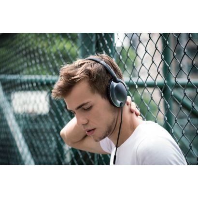 Izuzetno lagan. Snažan zvuk.