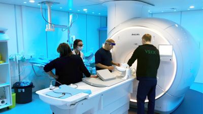 Hoitohenkilökunta valmistelee Philips Ingenia Ambition -magneettikuvauslaitetta potilastutkimusta varten.