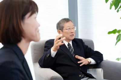 スポーツパフォーマンスと歯の健康について議論するオーラルケアの専門家