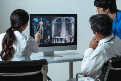 Doctors Discussing Medical Images masthead