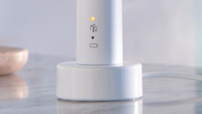 丸い充電ベースに置かれたソニッケアー歯ブラシ
