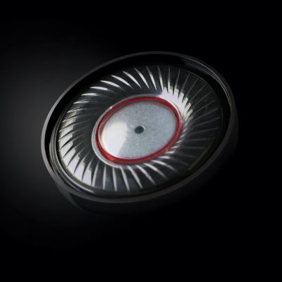 40mm 高精度ドライバーによるクリアで本格的なサウンド