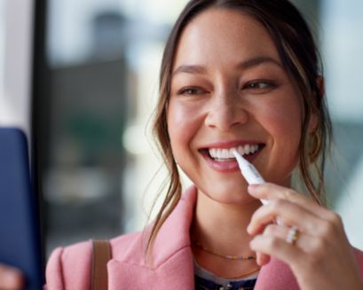 Close view of the woman using the Philips Zoom! whitening pen