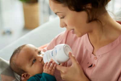 Madre alimentando a un bebé con un biberón Philips Avent