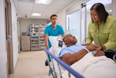 Patiententransport im Krankenhaus mit Philips Telemetrie Monitor