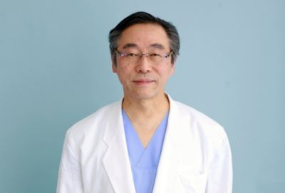 青い背景に立つ白衣を着た心臓専門医