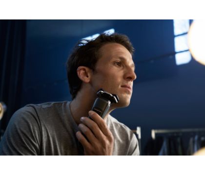 Philips Shaver Series 7000 with Advanced SkinIQ, Wet & Dry Men's Electric  Shaver 8710103939412