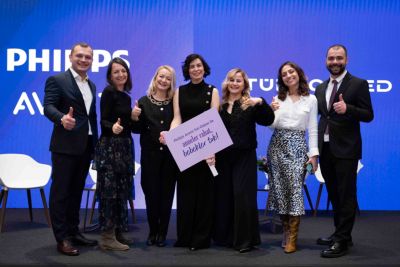 Philips Avent × TÜRKONFED etkinliğinde sahnedeki katılımcılar