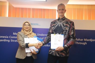 Dr. Adin Nulkhasanah and Jasper Westerink shake hands after signing MoU