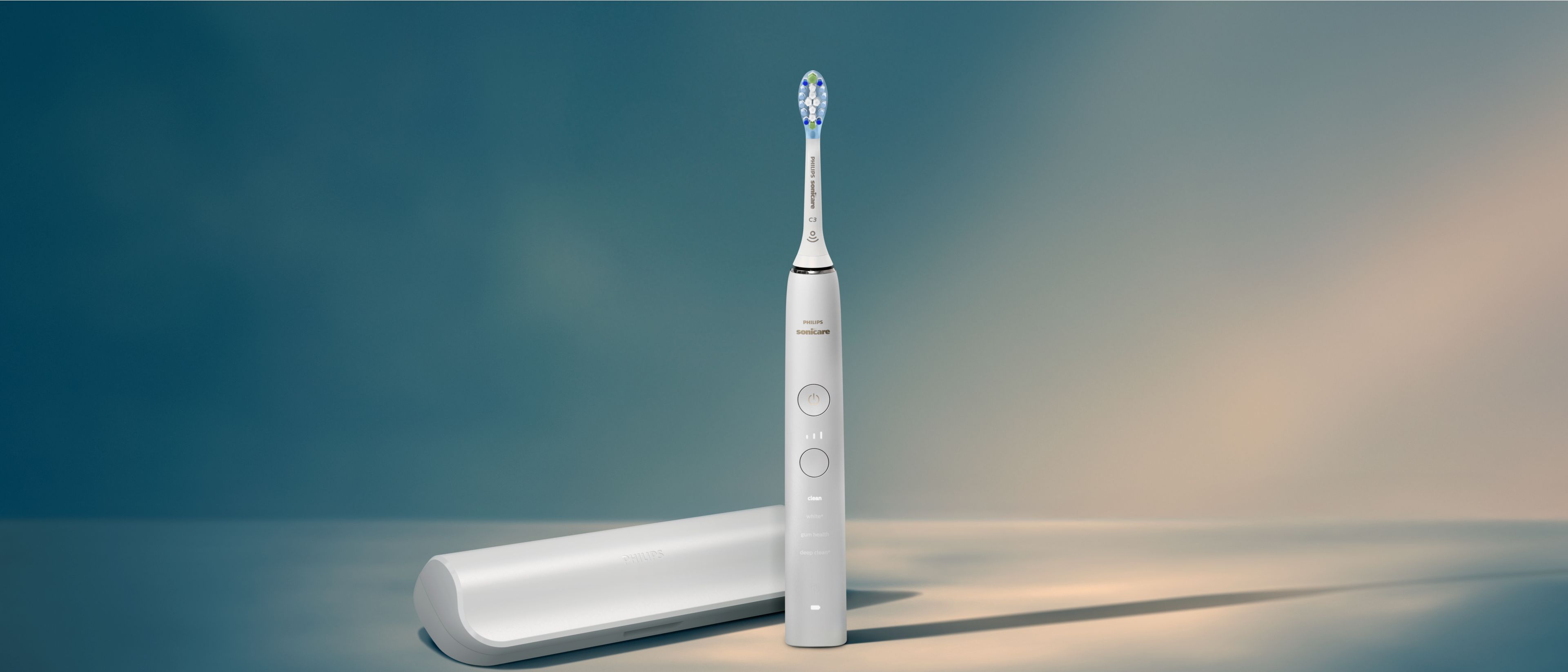 Händer som håller i en Philips Sonicare DiamondClean 9000