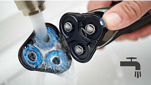 Η ξυριστική μηχανή πλένεται κάτω από τη βρύση