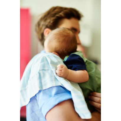Bé bú bình theo cách tự nhiên nhất
