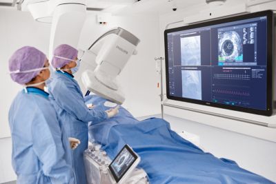 Tim medis mengoperasikan Philips Azurion dengan IntraSight selama intervensi kardiovaskular