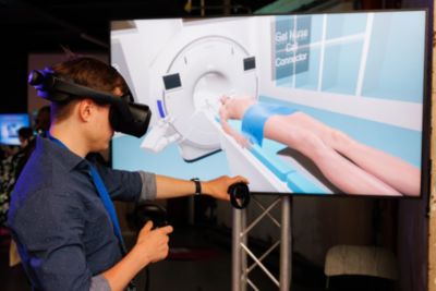 Student verkent gezondheidstechnologie van Philips met virtual reality tijdens Dutch Technology Festival 2023