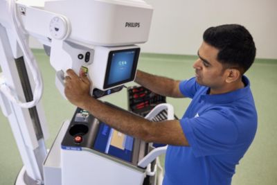 Técnico ajustando el sistema de radiografía digital Philips Radiography 7000
