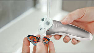 Aparatul de bărbierit poate fi clătit uşor la robinet