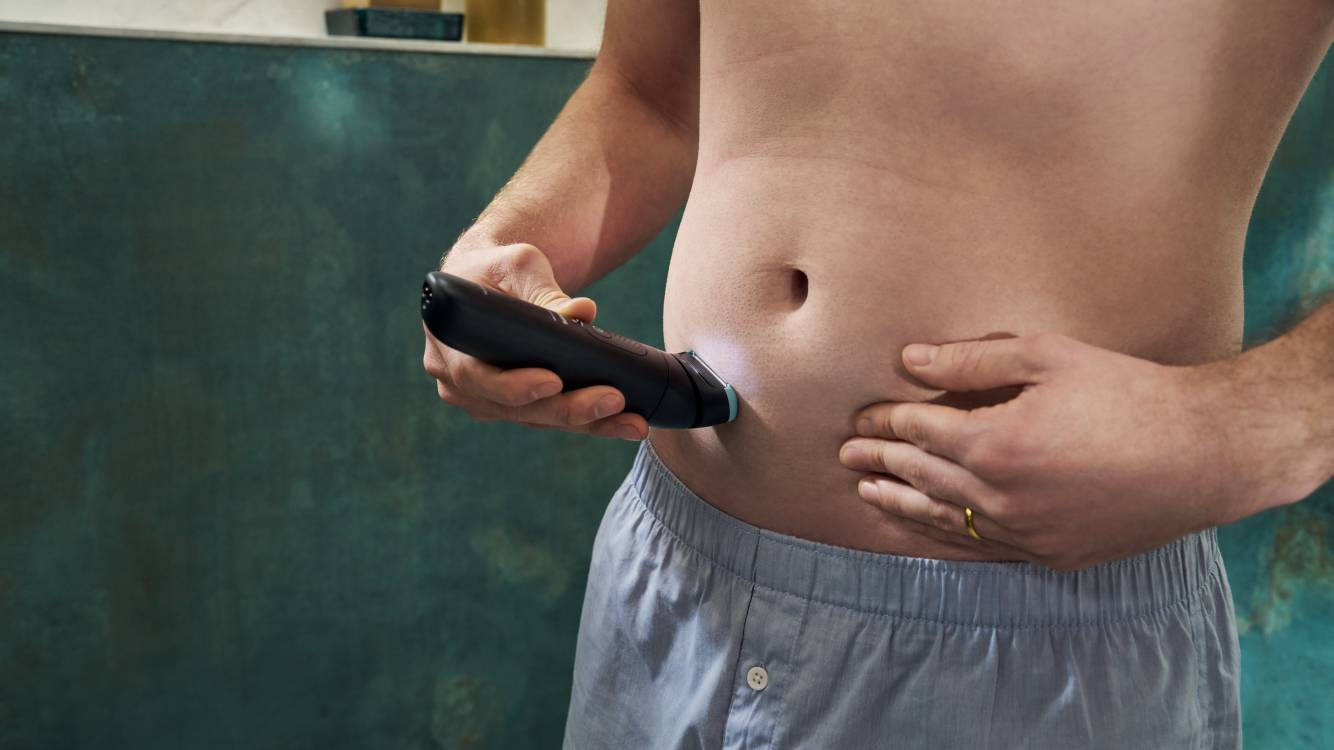 Ein Mann rasiert mit dem Philips Bodygroom die Haare unterhalb seines Bauchnabels.