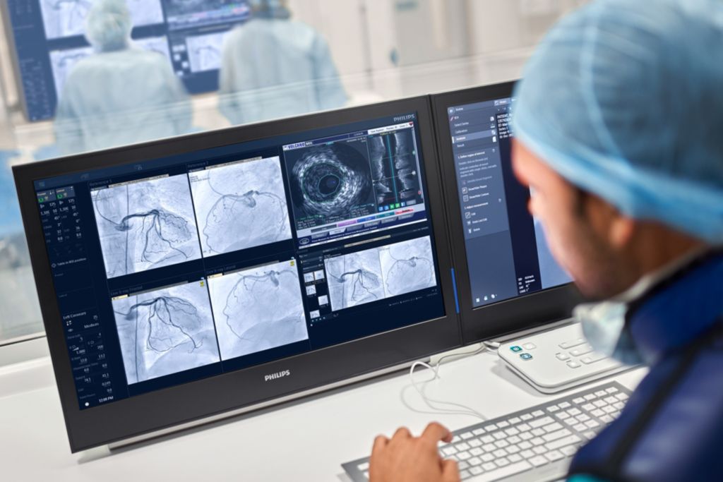 Le clinicien regarde les images cliniques à l’écran dans la salle de commande