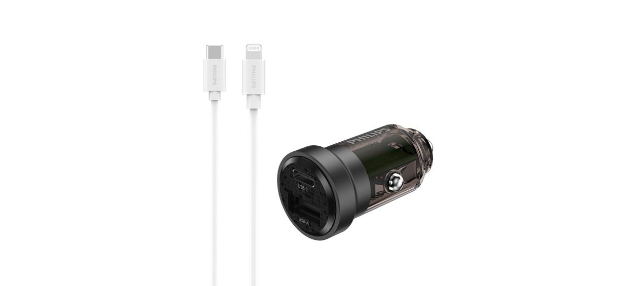 配備 USB-A 和 USB-C 埠的車用充電器