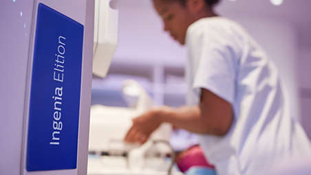 eine Krankenschwester fuhrt ein kleines Kind in die Umgebungserfahrung ein, um es zu trosten, bevor eine MRT-Untersuchung erforderlich ist
