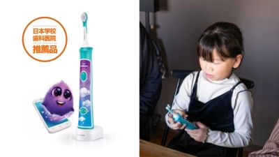 ソニッケアーキッズ歯ブラシアプリ付きと子供がデバイスを使用している
