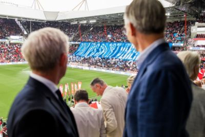 Roy Jakobs, CEO Philips, samen met Marcel Brands, algemeen directeur PSV