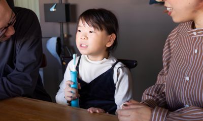 家族インタビュー中にソニッケアーキッズ歯ブラシを持った子供