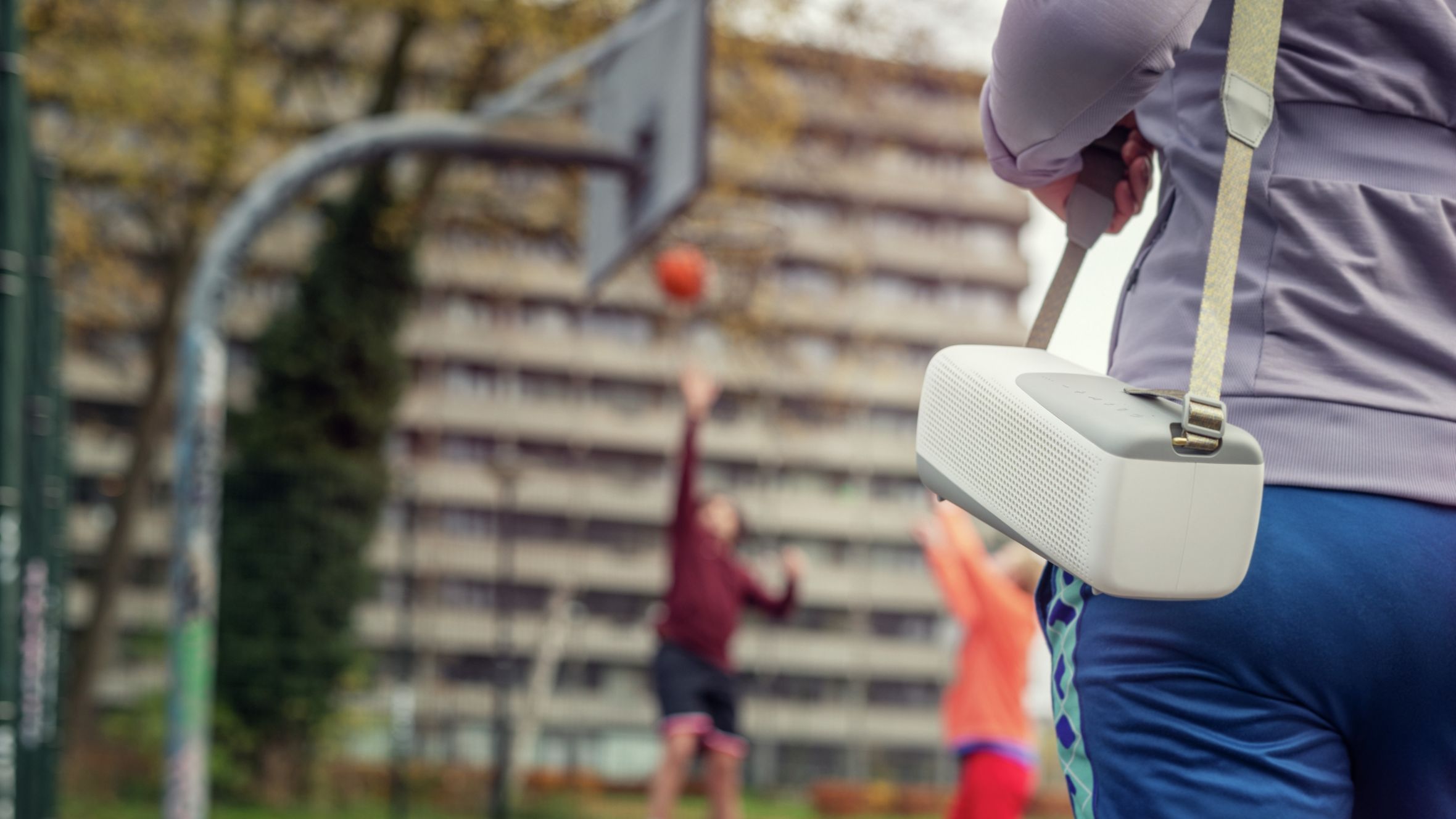 Žena nosi svoj Philips bluetooth zvučnik za remen