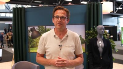 Hans Slurink bij de stand van Philips en SenseLink