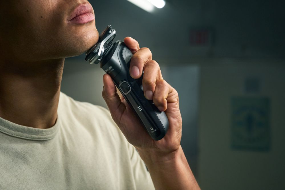 Up to 60 minutes of cordless shaving when fully charged