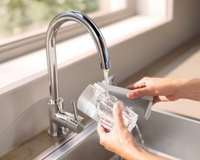 Почистване на системата за мляко LatteGo под течаща вода.