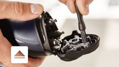 Se abre al tocar un botón y tiene un cepillo de limpieza