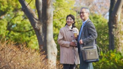 フィリップス SimplyGo 酸素濃縮器で屋外を歩くカップル