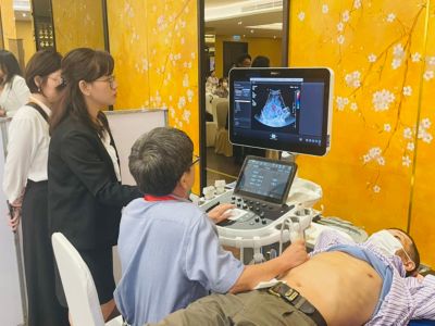 Bác sĩ Nguyễn Quang Trọng thăm khám cho bệnh nhân trong phiên hội thảo vệ tinh