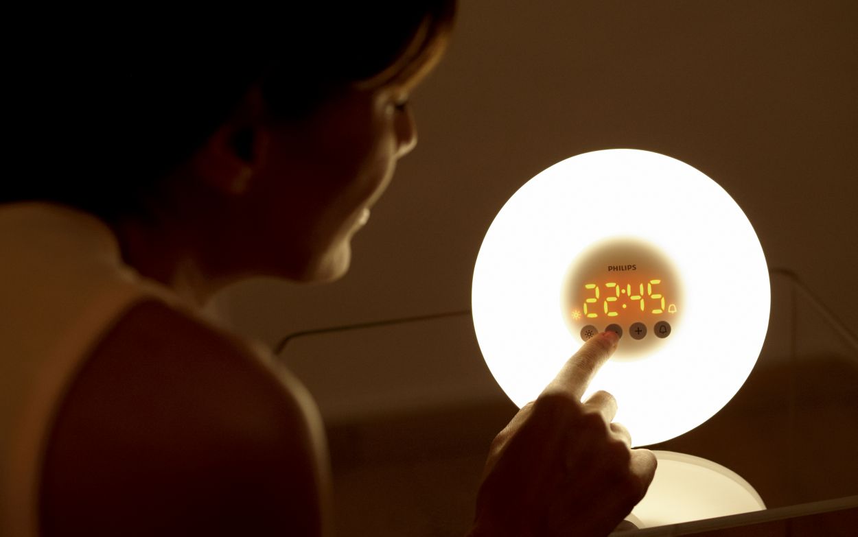 Philips Wake-Up Light - Sunrise Simulation with 2 x Natural Sounds, FM  Radio, Reading Light, Snooze Function (Model HF3505/01)